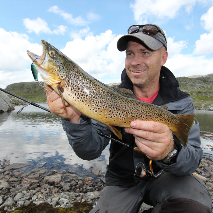 På loffen med fiskestang i Dovrefjell–Sunndalsfjella nasjonalpark
