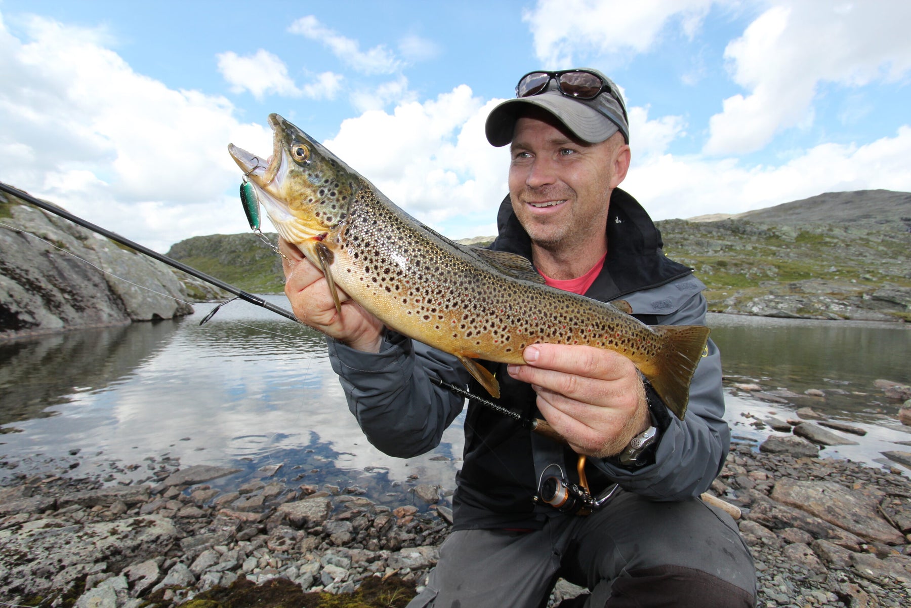 På loffen med fiskestang i Dovrefjell–Sunndalsfjella nasjonalpark