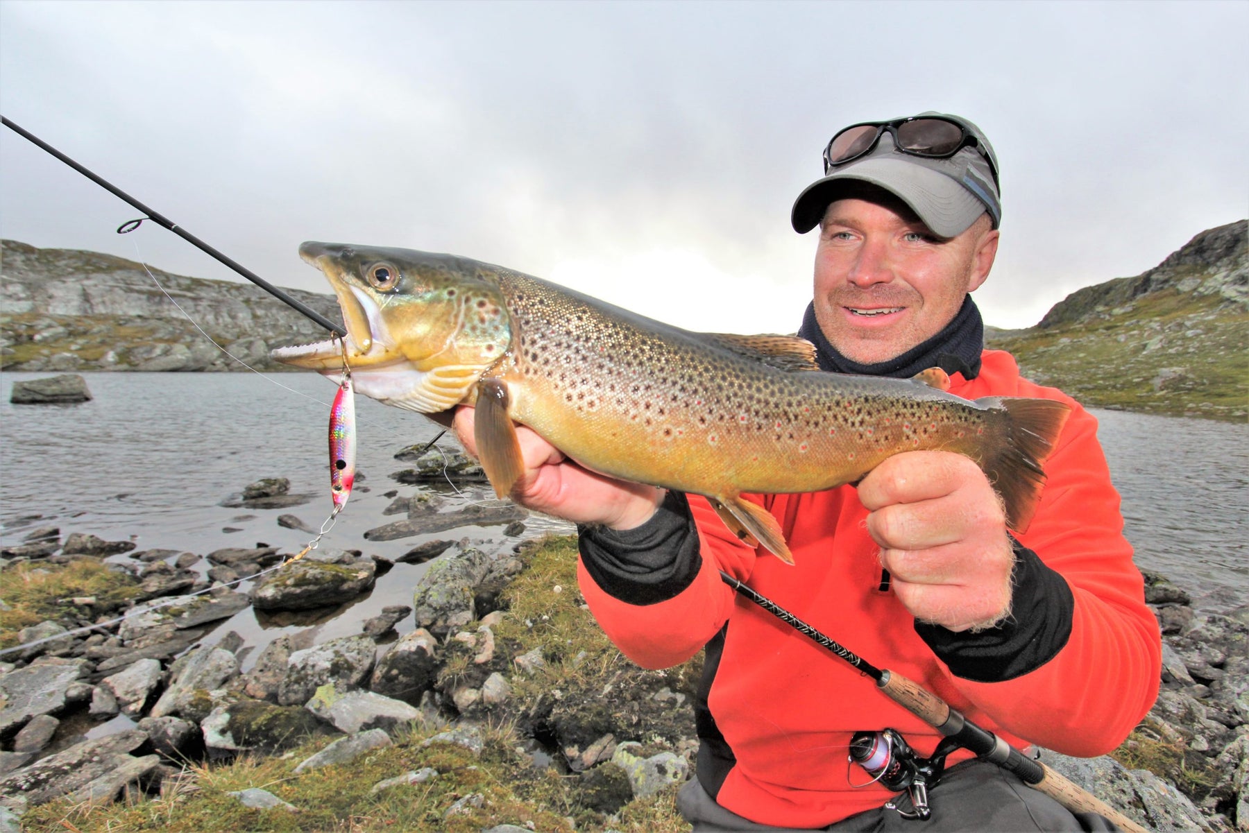 På loffen med fiskestang i Skjækerfjella